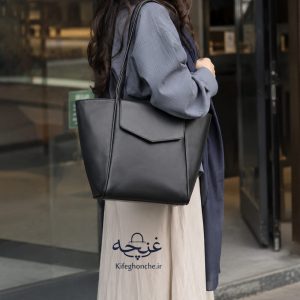 کیف دوشی زنانه مدل مونالیزا همراه با کیف آرایش رنگ مشکی روی دوش مدل