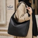 کیف دوشی زنانه مدل سیمین رنگ مشکی روی دوش مدل