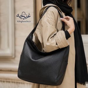 کیف دوشی زنانه مدل سیمین رنگ مشکی روی دوش مدل