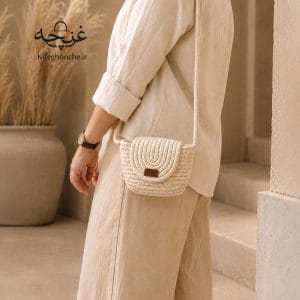کیف دوشی زنانه مدل مینی صدف بر روی دوش