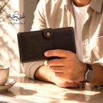 کیف پول مردانه مدل رادین در دست مدل
