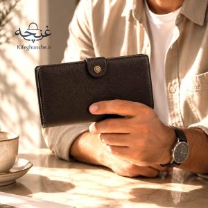 کیف پول مردانه مدل رادین در دست مدل